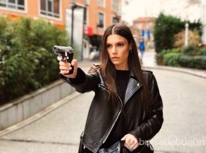 Yüsra Geyik'ten iddialı pozlar!