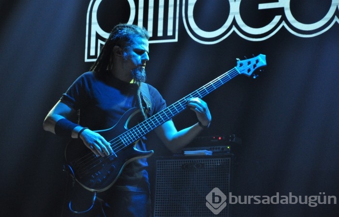 Pilli Bebek Bursa'da rock fırtınası estirdi
