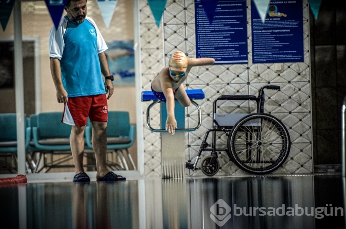 Bursa'da tek koluyla tutunduğu hayatını yüzme değiştirdi