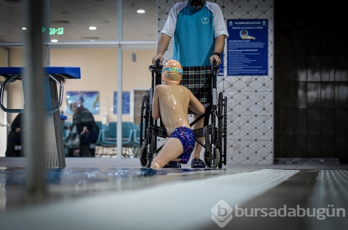 Bursa'da tek koluyla tutunduğu hayatını yüzme değiştirdi