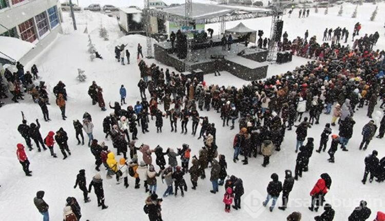 Dondurucu soğukta saatlerce Manuş Baba'yı beklediler!
