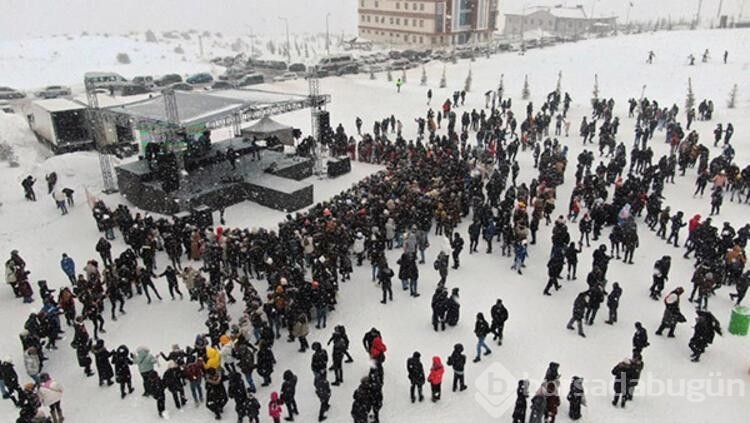 Dondurucu soğukta saatlerce Manuş Baba'yı beklediler!