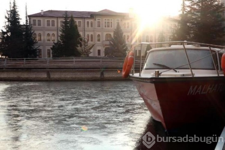 Eskişehir'de Porsuk Çayı buz tuttu
