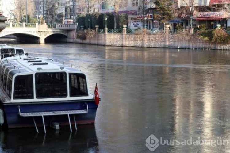 Eskişehir'de Porsuk Çayı buz tuttu
