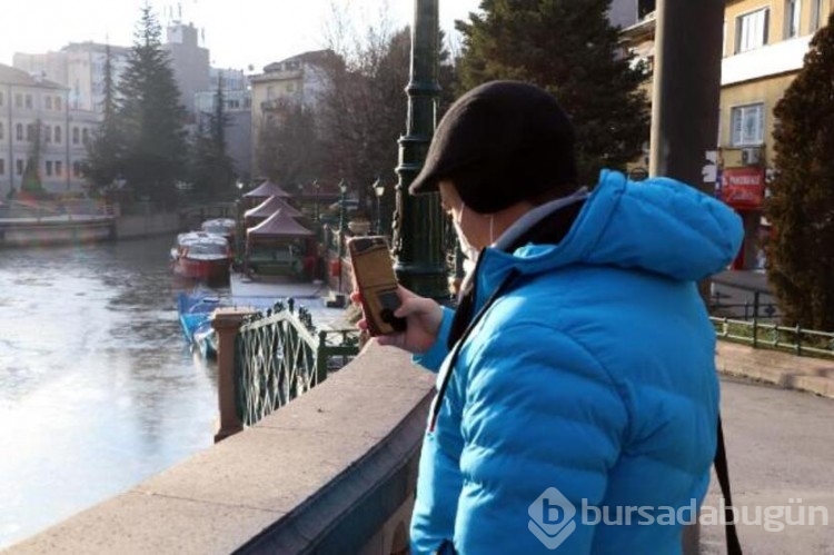 Eskişehir'de Porsuk Çayı buz tuttu
