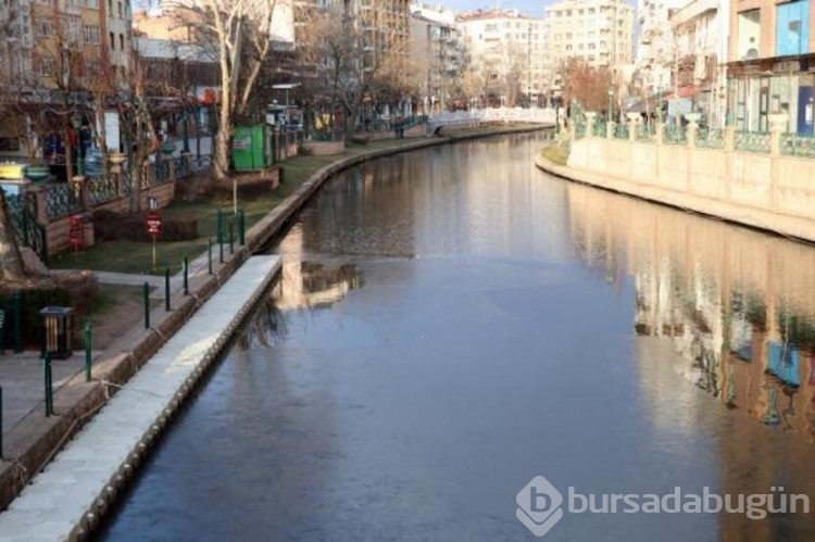 Eskişehir'de Porsuk Çayı buz tuttu
