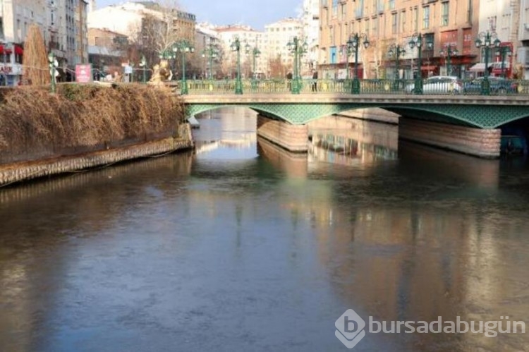 Eskişehir'de Porsuk Çayı buz tuttu
