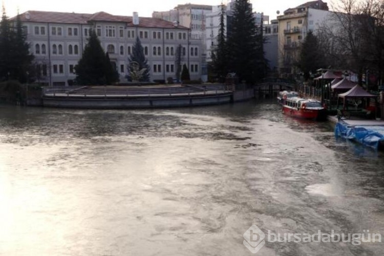 Eskişehir'de Porsuk Çayı buz tuttu
