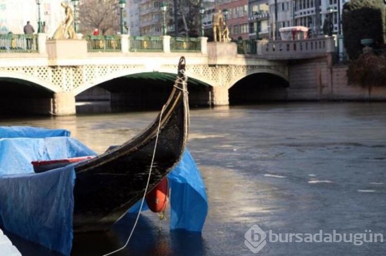 Eskişehir'de Porsuk Çayı buz tuttu
