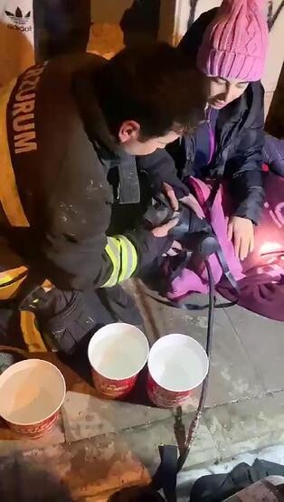 Çocuklara kendi oksijen maskesini takan itfaiyeci kalp krizi geçirdi
