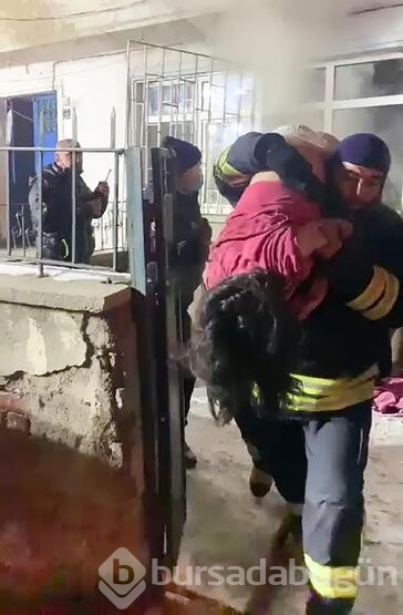Çocuklara kendi oksijen maskesini takan itfaiyeci kalp krizi geçirdi
