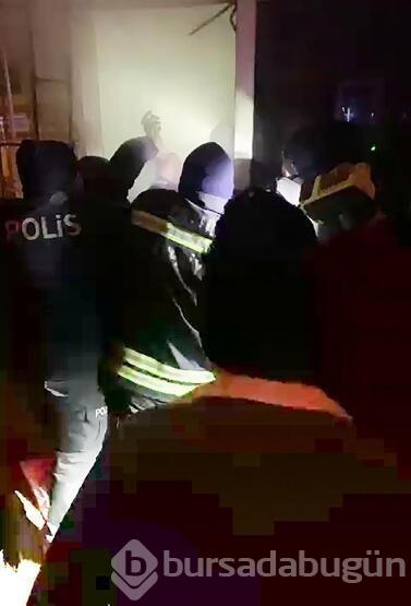 Çocuklara kendi oksijen maskesini takan itfaiyeci kalp krizi geçirdi
