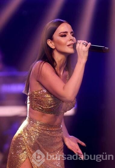 Simge Sağın'ın cesur sahne kıyafeti nefes kesti!
