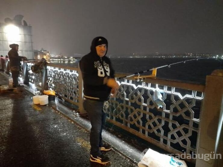 İstanbul'da kar yağışına rağmen Galata Köprüsünde balık tuttular