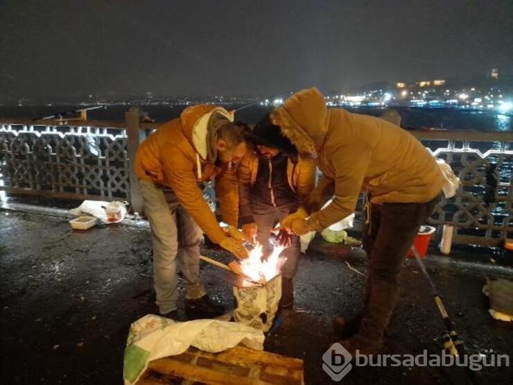 İstanbul'da kar yağışına rağmen Galata Köprüsünde balık tuttular