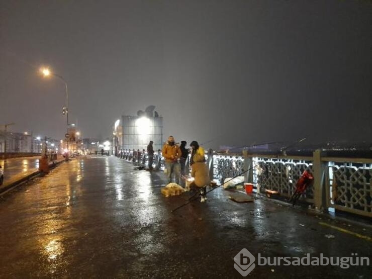 İstanbul'da kar yağışına rağmen Galata Köprüsünde balık tuttular