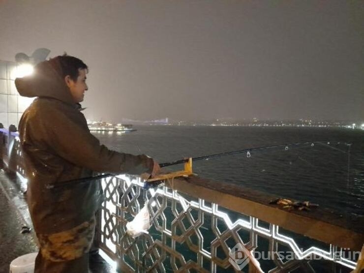 İstanbul'da kar yağışına rağmen Galata Köprüsünde balık tuttular