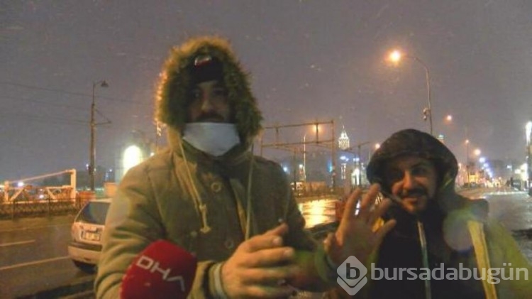 İstanbul'da kar yağışına rağmen Galata Köprüsünde balık tuttular