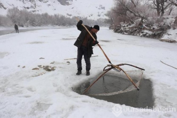 Eksi 30 derecede buzu kırıp balık avlıyor!