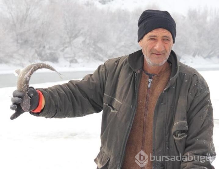 Eksi 30 derecede buzu kırıp balık avlıyor!