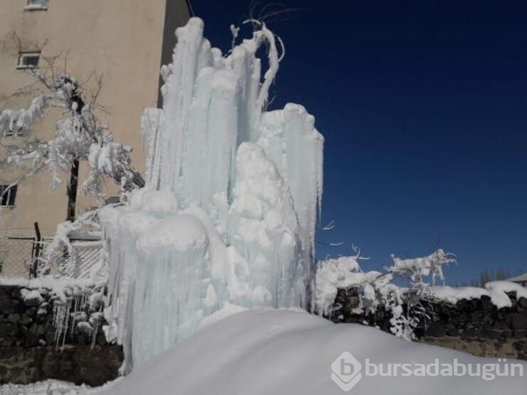 Fışkıran su 'buz dağı' oluşturdu...