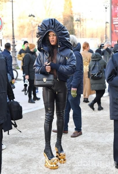 Paris Moda Haftası'nda sokaklar podyuma döndü
