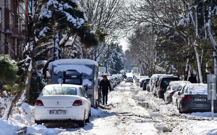 Kar gitti beyaz çilesi kaldı!