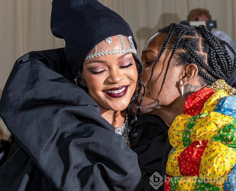 Rihanna'dan yeni poz!