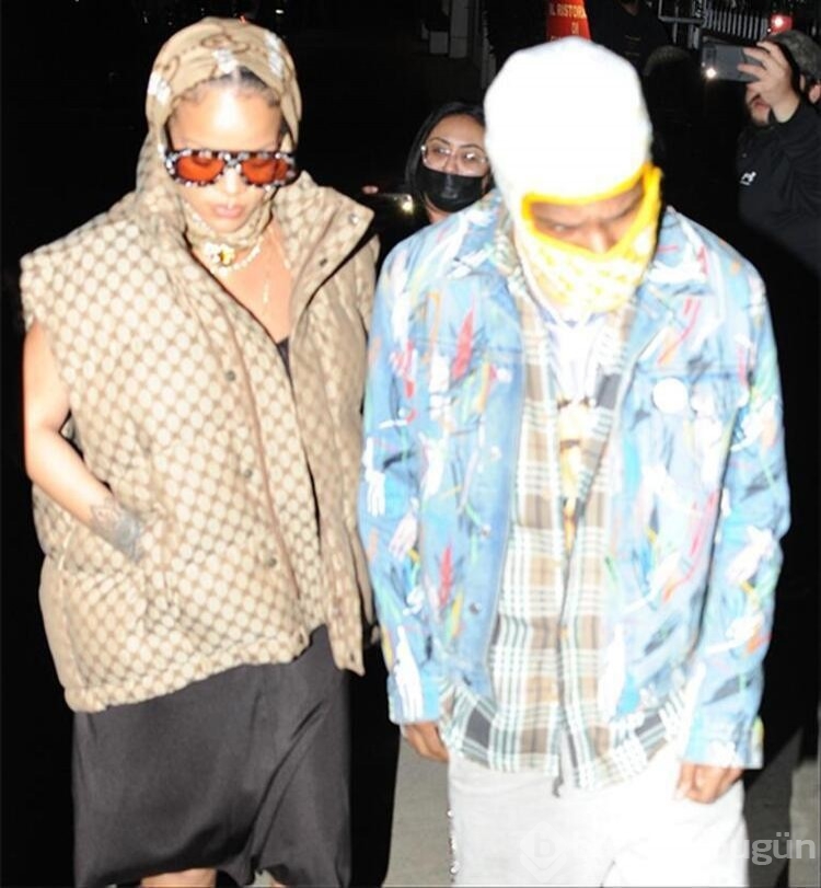 Rihanna'dan yeni poz!