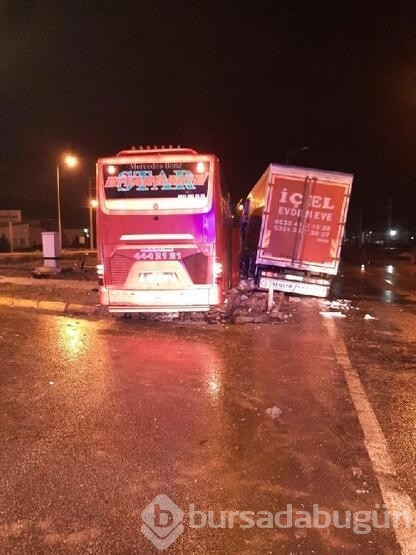 Konya'da yolcu otobüsü ile TIR çarpıştı!