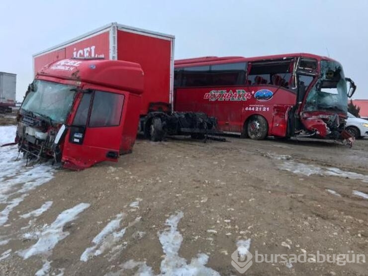 Konya'da yolcu otobüsü ile TIR çarpıştı!