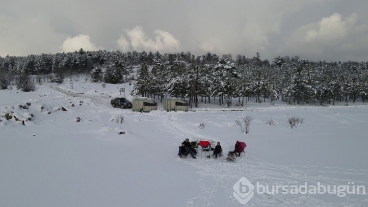 Bursa'da donmuş göl üzerinde kahvaltı yaptılar