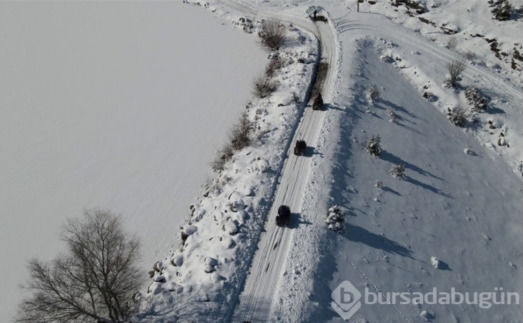 Bursa'da donmuş göl üzerinde kahvaltı yaptılar