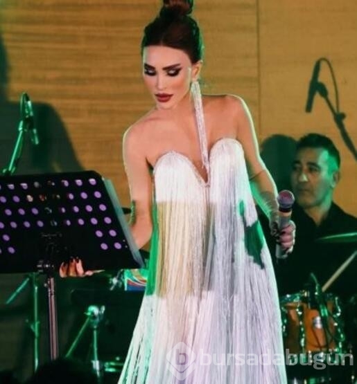 Seren Serengil'den olay sahne kıyafeti
