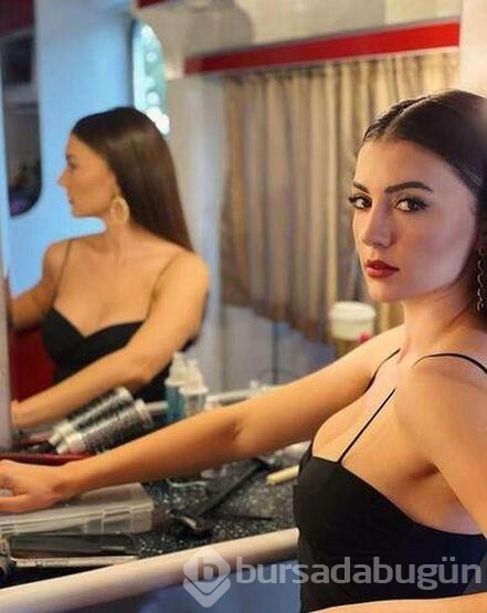 Burcu Özberk'ten havuz başı paylaşımı
