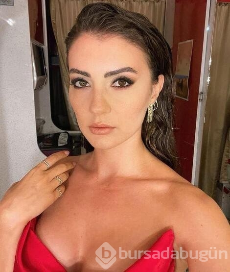 Burcu Özberk'ten havuz başı paylaşımı
