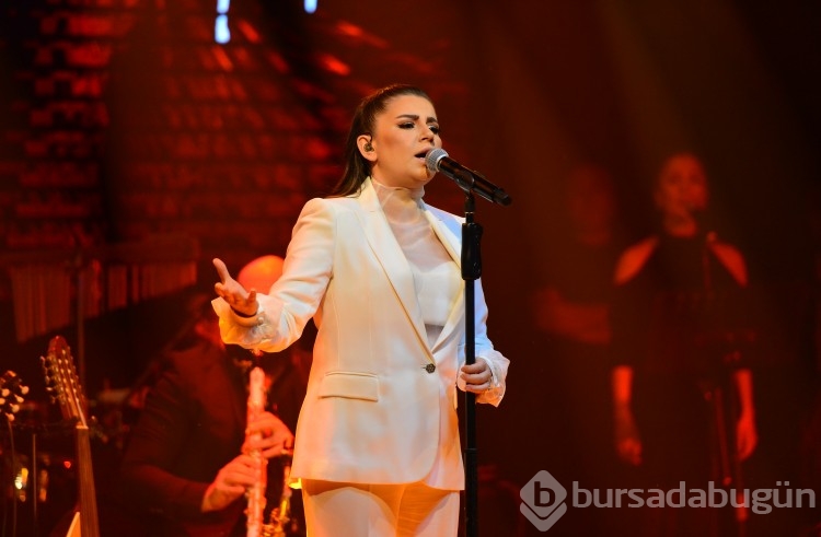 Merve Özbey'den muhteşem gece