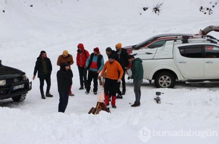 Kara aldırış etmeden Fırtına Deresi'nin buz gibi suyunda yüzdüler
