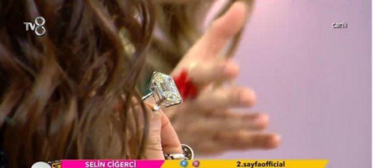 Selin Ciğerci, 30 karatlık yüzüğüyle gündemde!