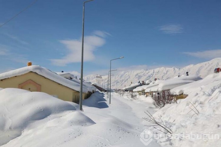 Tunceli'nin Ovacık ilçesi kardan kayboldu