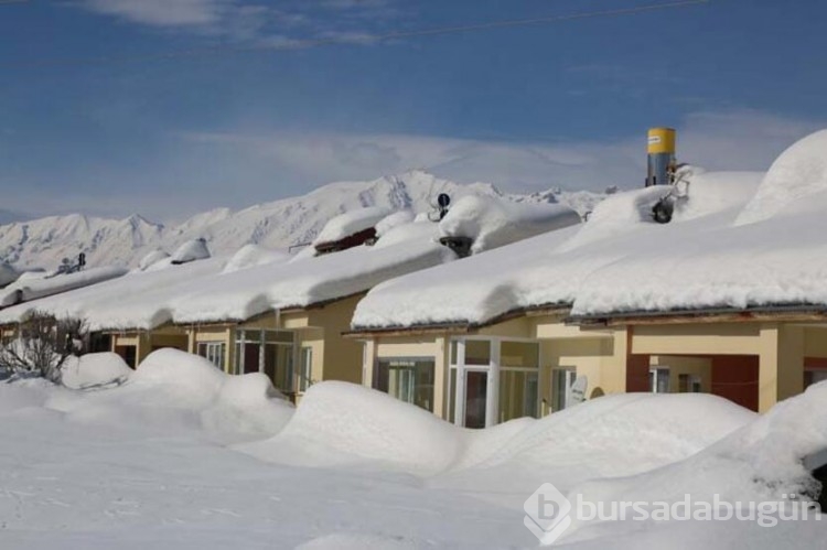 Tunceli'nin Ovacık ilçesi kardan kayboldu