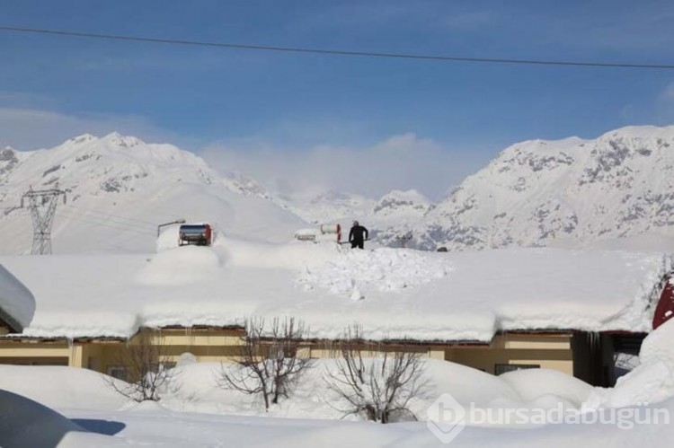 Tunceli'nin Ovacık ilçesi kardan kayboldu