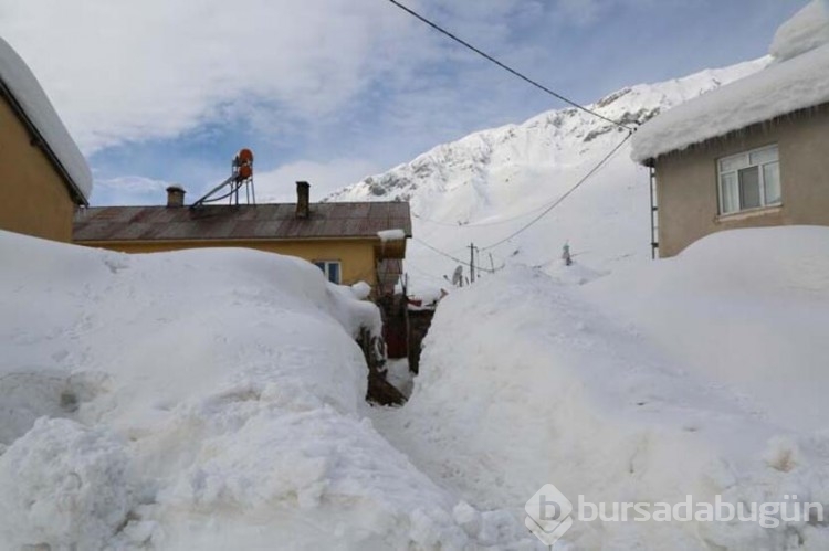 Tunceli'nin Ovacık ilçesi kardan kayboldu