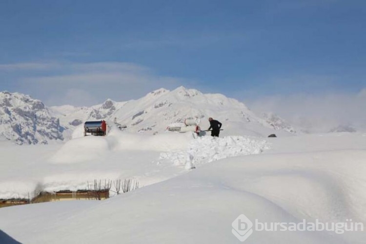 Tunceli'nin Ovacık ilçesi kardan kayboldu