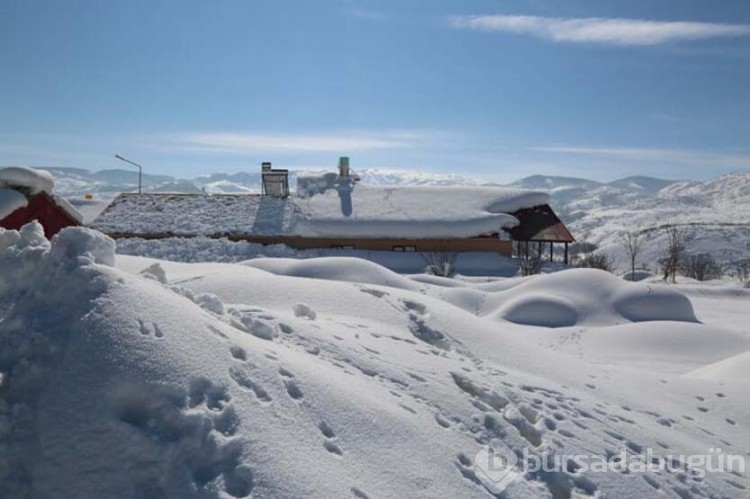 Tunceli'nin Ovacık ilçesi kardan kayboldu