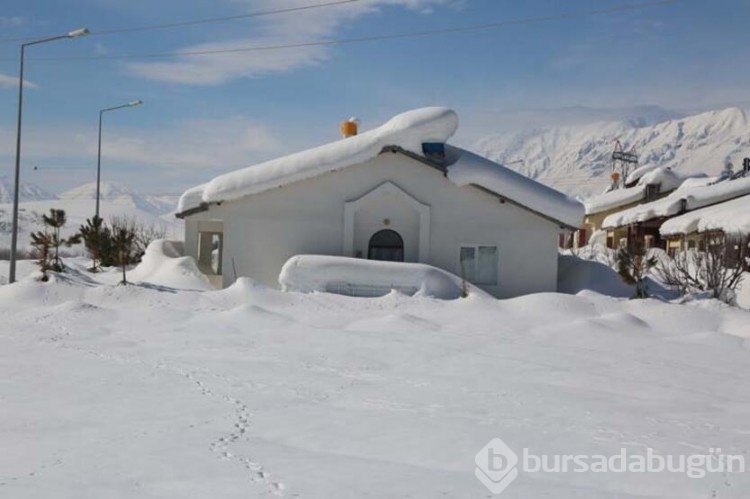 Tunceli'nin Ovacık ilçesi kardan kayboldu