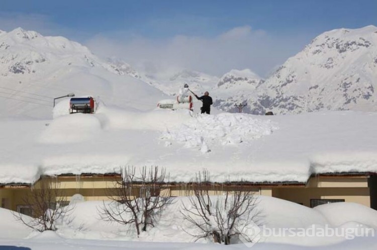 Tunceli'nin Ovacık ilçesi kardan kayboldu