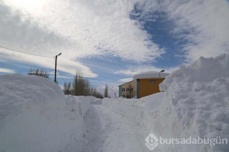 Tunceli'nin Ovacık ilçesi kardan kayboldu