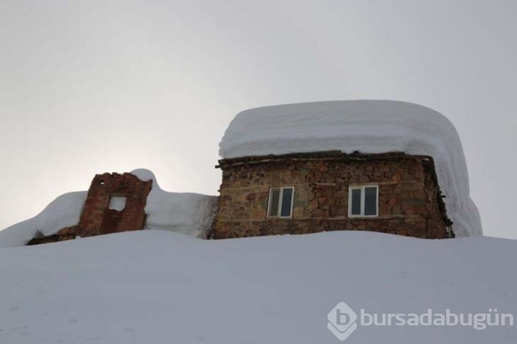 Tunceli'nin Ovacık ilçesi kardan kayboldu
