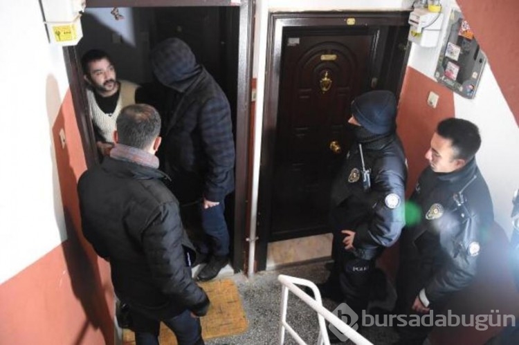 Otomobilde bıraktığı 2 çocuk, 3 saat sonra kurtarıldı!